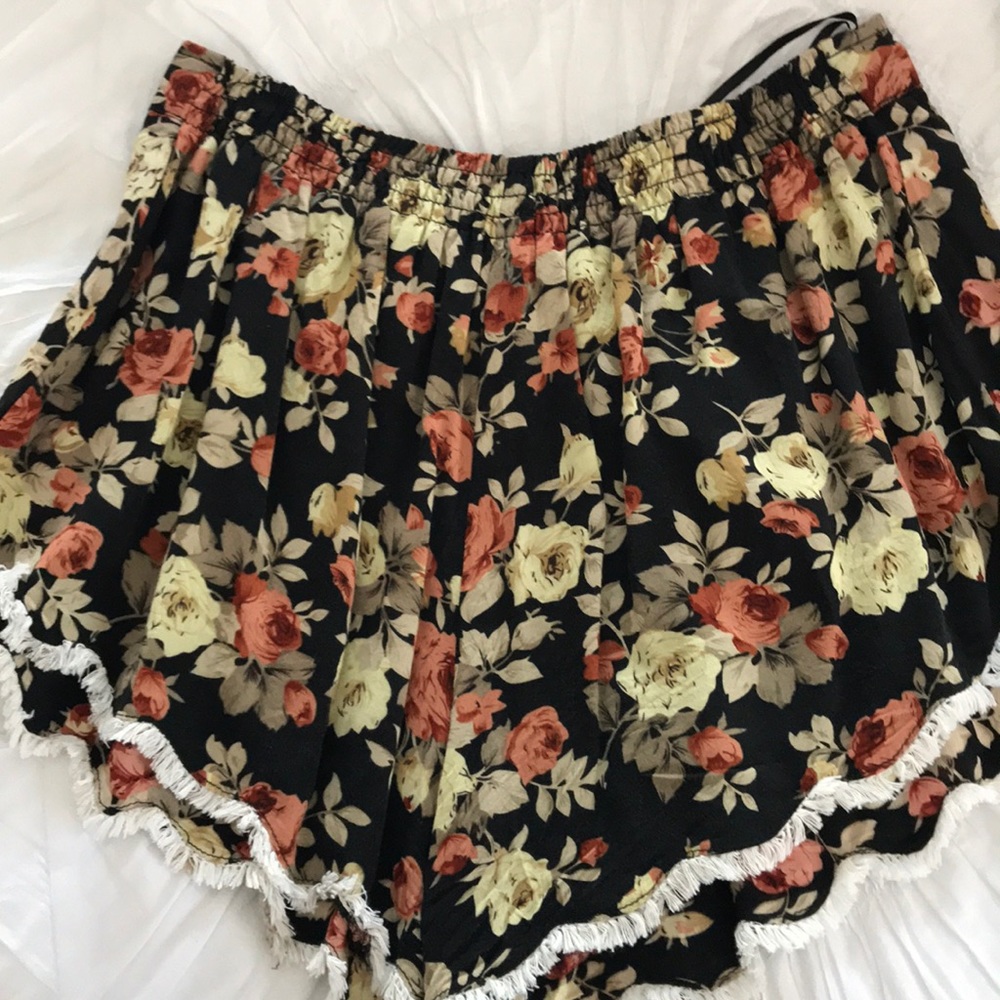LF SHORTS - Picture 2 of 4